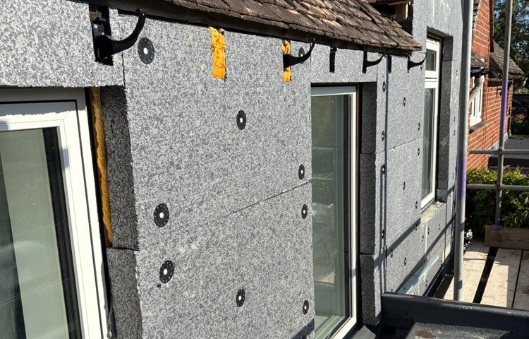 Building Surveyor’s Perspective: Benefits Of Iwi Insulation 1 Ewi inspection survey showing installation of external wall insulation in oxford.