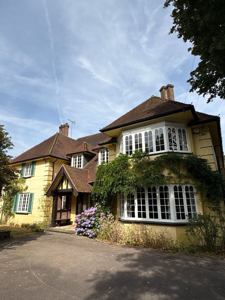 Exterior front view of detached property in buckinghamshire for level 3 survey