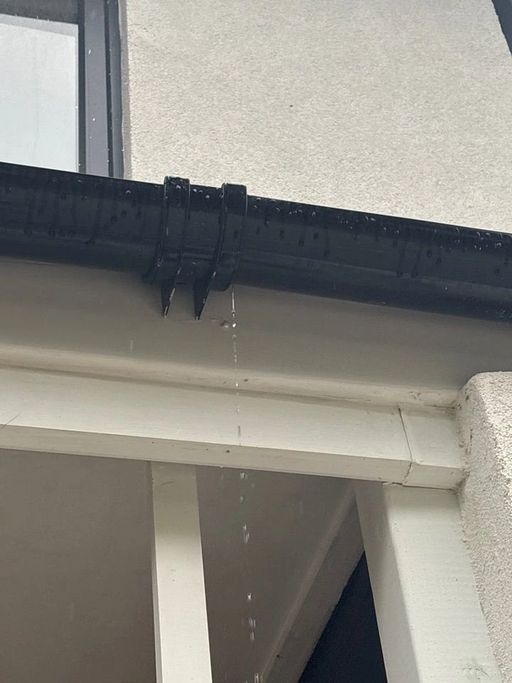 Level 3 Building Survey Of A Renovated Ewi Property In North West London 2 Leaking gutter joint over ewi render